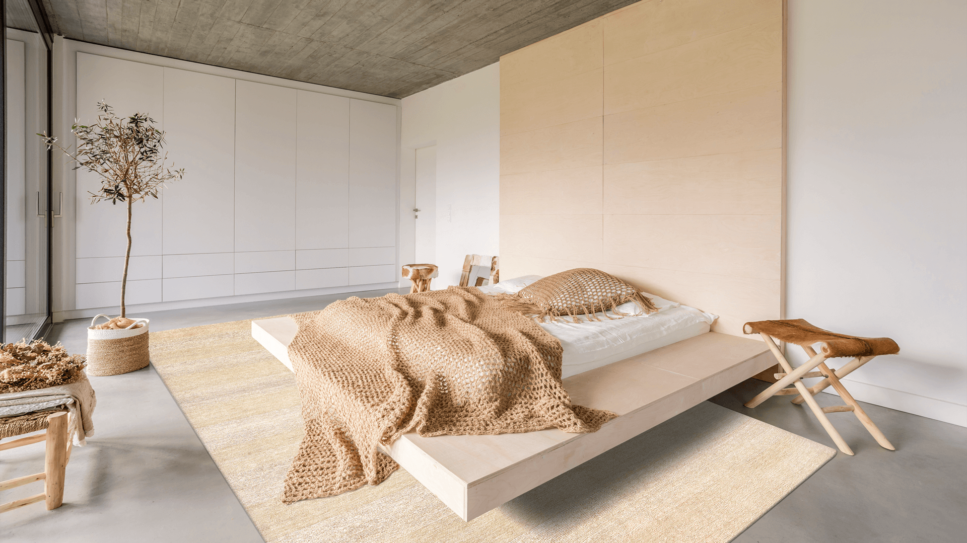 Schlafzimmer mit beigem Geba Teppich aus Hanf "Hemp Striped" - Geba Teppich